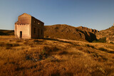 Fototapeta  - Casa abandona en ruinas en medio del pasto seco. Casa de la Maestra, Cañón de Almadenes, Calasparra (Murcia-España).