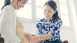 © metamorworks - 会話する妊婦と女性　マタニティーイメージ