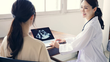 Aufkleber - 診察を受ける妊婦　産婦人科　レディースクリニック
