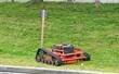 Ferngesteuerter Mährroboter mäht den Rasen auf einer Grünfläche