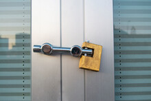 Lock On The Door ,lock On The Window, Kapı üzerindeki Asma Kilit, Logosuz Pirinç Asma Kilit, Kilit, Kapı, Anahtarı, Brass Padlock, Metal Padlock, Aluminum Door, Yellow Door Lock, Security , Güvenlik