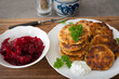 © babsi_w - Kartoffellaibchen mit Rote Rüben Salat und Schnittlauch-Dip