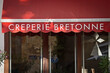 façade de restaurant avec écrit dessus en français 