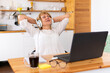 © Luca9257 - A fat woman is sitting at a table with a laptop.