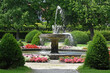 Springbrunnen in einem barocken Park