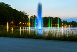 Fototapeta  - Kolorowe świecące fontanny nad zalewem w Krakowie