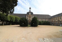 Le Pavillon Centra Du College Henri IV, Vue De L'exterieur, Ville De Poitiers, Departement De La Vienne, France