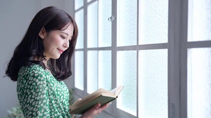 Aufkleber - 部屋で本を読む女性　スローモーション