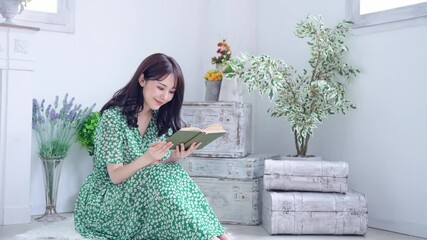 Aufkleber - 部屋で本を読む女性　スローモーション