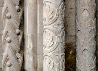 Wall Mural - Colonnes médiévales dans le cloître de la Vieille Cathédrale de Coimbra, Portugal