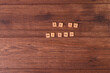 © Sergio Lettieri - Frases de motivación con letras sobre baldosas de madera individuales con un fondo de madera rústica y roble claro.