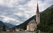 Pfarrkirche St. Martin in Häselgehr im Lechtal, Österreich, Alpen bei wolkigem Himmel