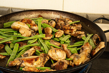 Wall Mural - Friendo carne con verduras para paella.