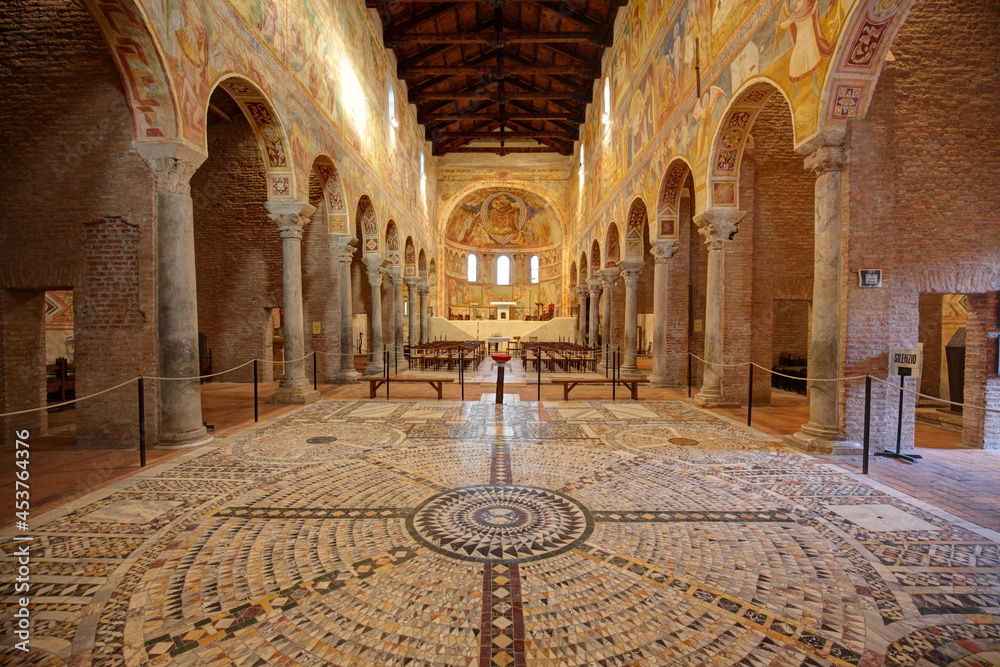 Interior of Pomposa Abbey, Codigoro, Italy - obrazy, fototapety, plakaty 