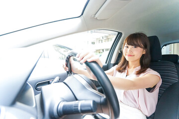 Wall Mural - 車を運転する若い日本人女性