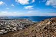 Ocean i miasteczko Playa Blanka na wyspie Lanzarote