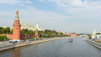 Wall Mural - View of the Moscow Kremlin from the Bolshoy Kamenny Bridge in Moscow.