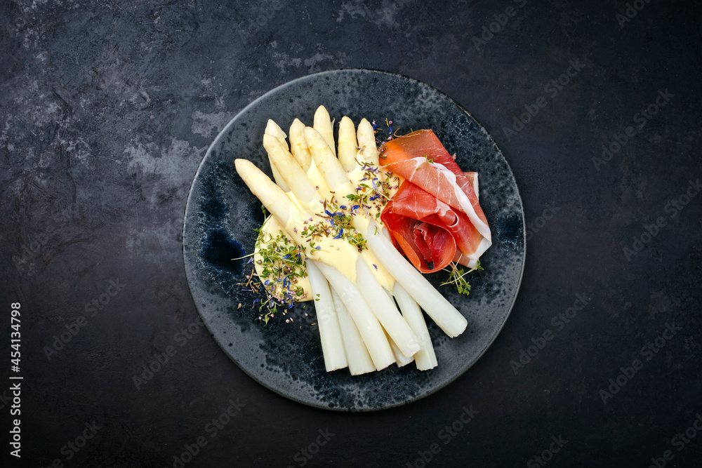 Стокове фото Modern Style traditionell gedämpfter weißer Spargel mit ... Стокове фото Modern Style traditionell gedämpfter weißer Spargel mit ...