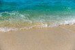 morka fala rozpływająca siena złocistej piaszczystej plaży 