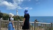 © zheng qiang - 夏休みに三重県の大王崎灯台を観光している子供姉妹の姿