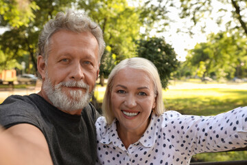 Poster - Lovely mature couple taking selfie in park