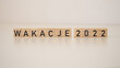 Wakacje 2022 - napis na drewnianych kostkach 
