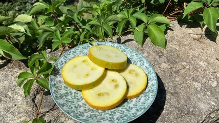 Poster - Courge jaune en tranches sur une assiette, Cévennes