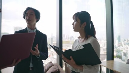 Poster - ミーティングするビジネスグループ　サークルショット　スローモーション