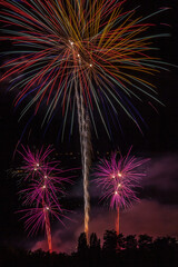 Wall Mural - Allassac (Corrèze, France) - Feu d'artifice de la fête annuelle du village tiré depuis le stade du Colombier