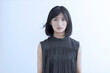 © arc image gallery - 髪をなびかせる若い日本人女性のポートレート