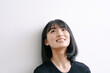 © arc image gallery - 見上げる笑顔の日本人女性