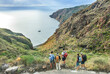 Wanderer genießen den Ausblick auf die Steilküste Liparis