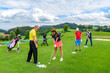 © ARochau - Golfer trainieren mit Pro auf der Driving Range