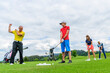 © ARochau - Golf-Schüler beim Training mit Pro auf der Driving-Range