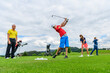 © ARochau - Golf-Schüler beim Training mit Pro auf der Driving-Range
