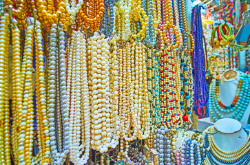 Canvas Print - Pearl beads in Bogyoke Aung San Market, Yangon, Myanmar