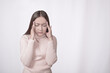 © Dryenx - Mujer joven con migraña
