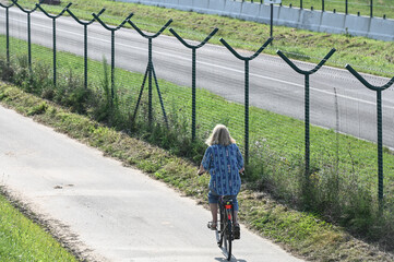 Canvas Print - velo cycliste sport roue seniors vieux chemin detente loisir femme solitude