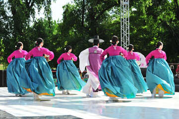 on may 17, 2018, it is performing korean traditional dance at the 88th chunhyang festival in gwangha