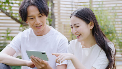 Poster - スマホを見る若い夫婦・カップル