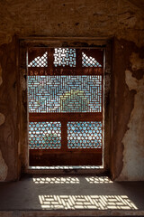 Poster - Sunlight filtering through beautiful lattice patterns on a window in the ancient Raja Mahal palace in Orchha.