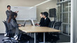 © metamorworks - 会議室でミーティングする人々