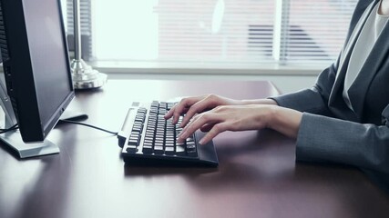 Poster - オフィスでPCを使う女性