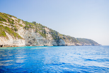 Poster - Les côtes et les grottes de Paxos vues depuis la mer