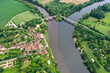 Drohnenaufnahme, Luftaufnahme vom Panorama Garten Limeuil mit historischen Brücken über den Fluss Dore und Vézére und den Zusammenfluss,  Département Dordogne, Nouvelle-Aquitaine, Frankreich