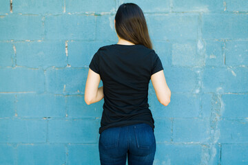 Woman seen from behind with a print t-shirt