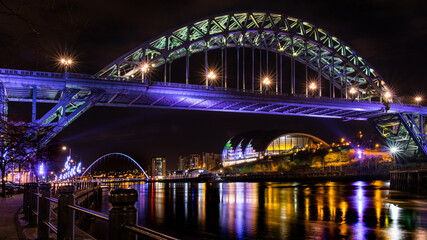 Canvas Print - Exterior view of a bridge with colorful lights during nighttime