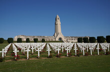 Erdun, France: Superbe Monument De L'Ossuaire Cimetière De Soldat Français - Région Lorraine, Septembre 2021.