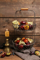 Fotomurales - Wire basket with autumn fruits and dried flowers. Seasonal home decoration.