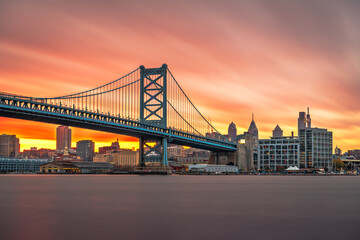 Fototapete - Philadelphia, Pennsylvania, USA skyline on the Delaware river with Ben Franklin Bridge
